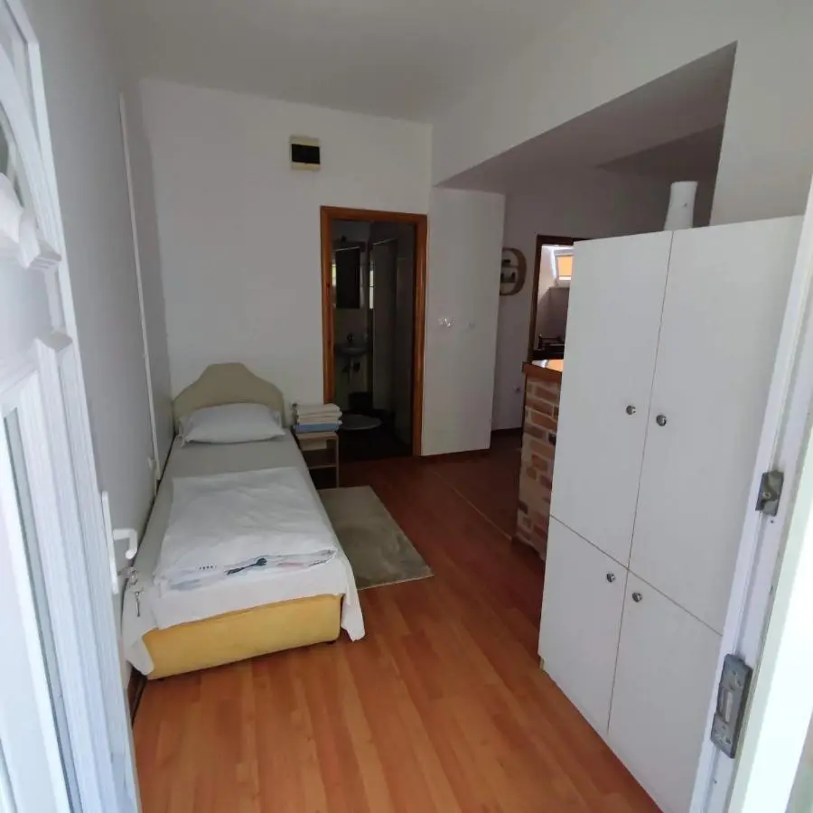 Apartments and rooms Lena
