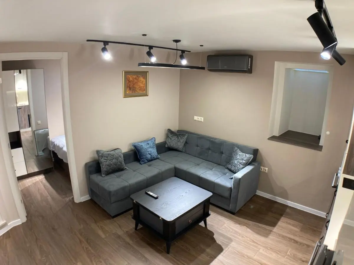 A cozy and comfortable semi-basement apartment