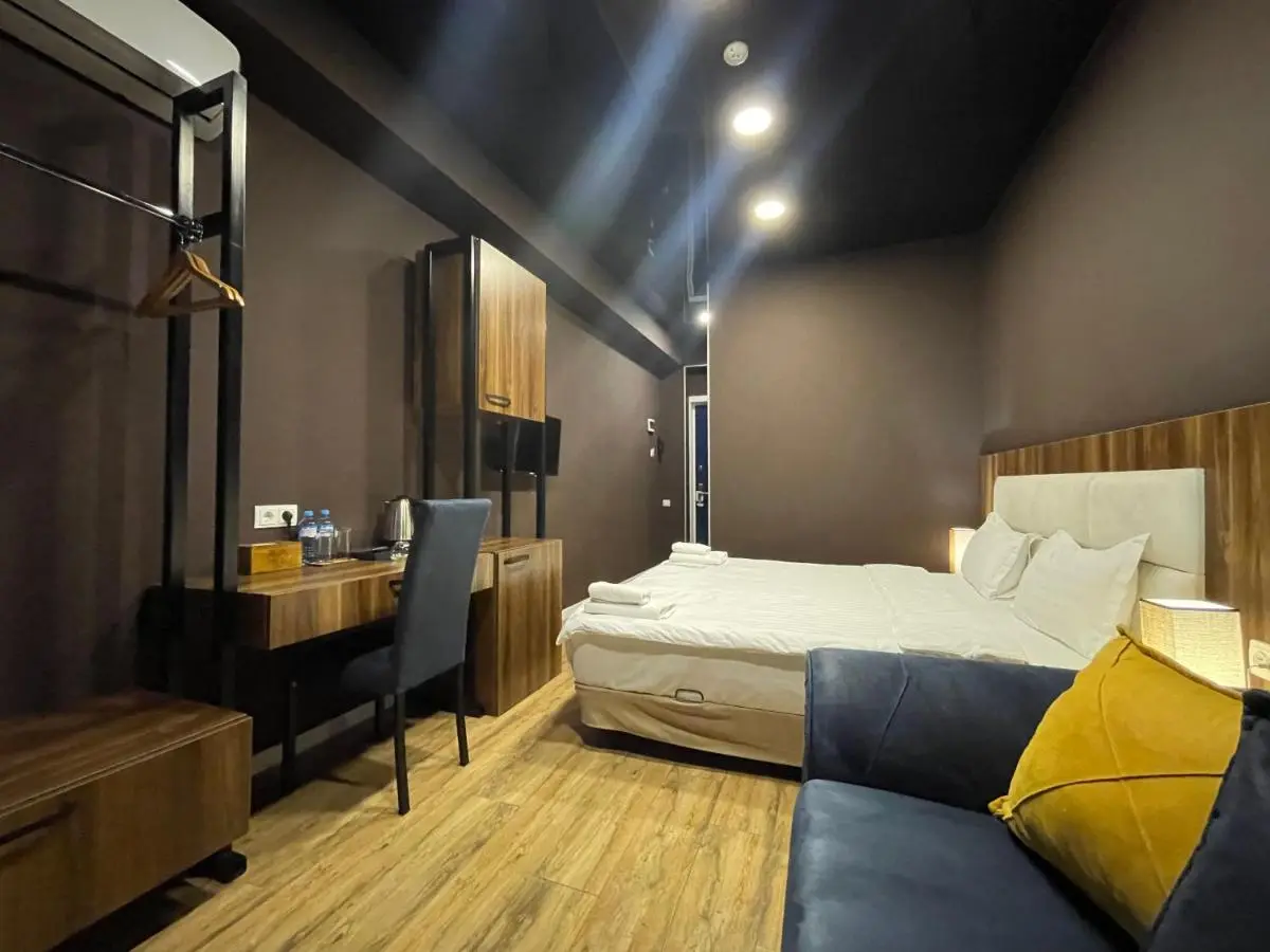 Apart Hotel West