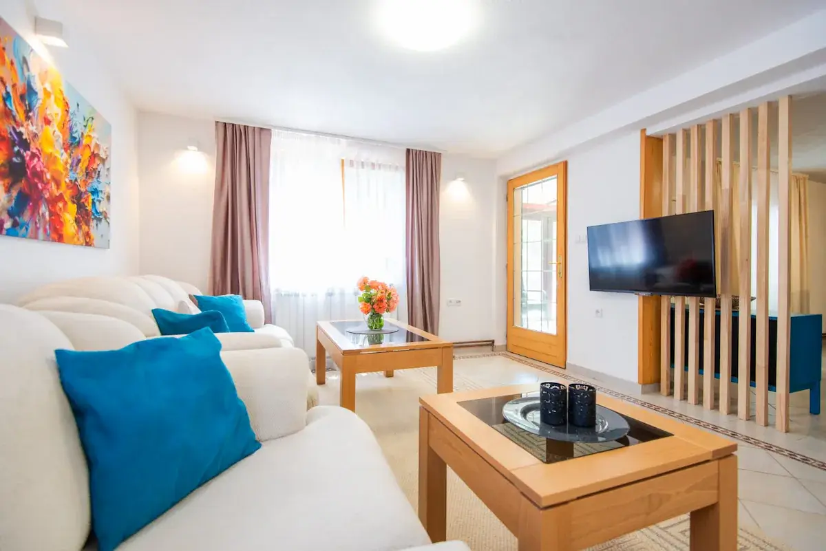 6BDR Holiday Nest - Green Aris