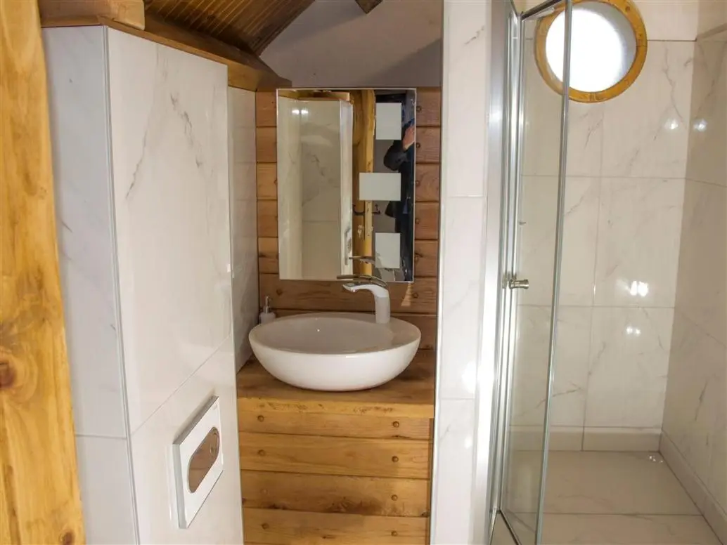 Mountain bungalows and a Hobbit House - Jazavčije Rupe