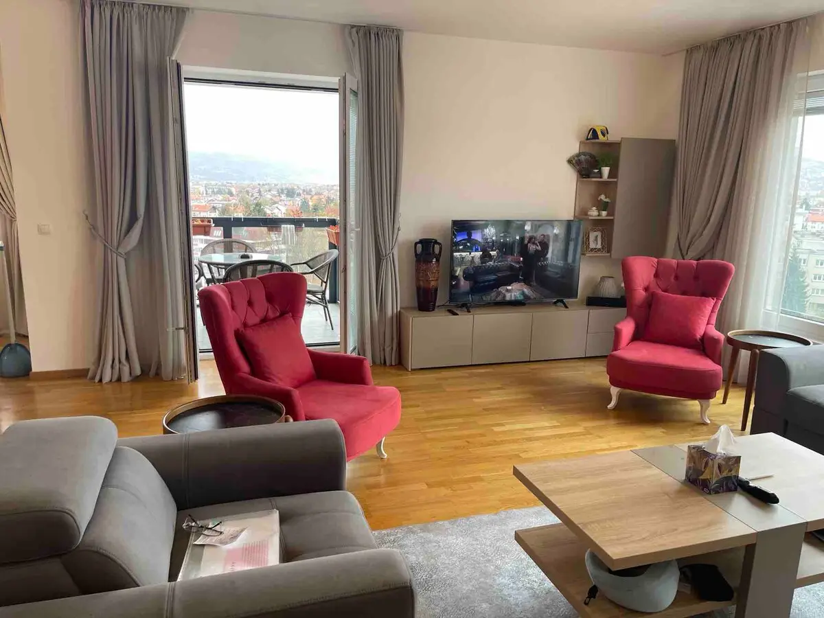 Apartment overlooking the Elijah River from all rooms