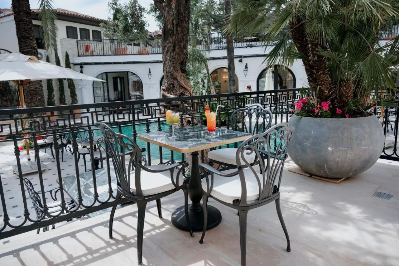 Elegance East Hotel