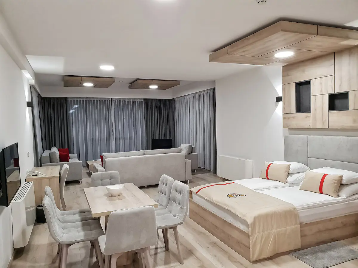 DELUXE ROOM