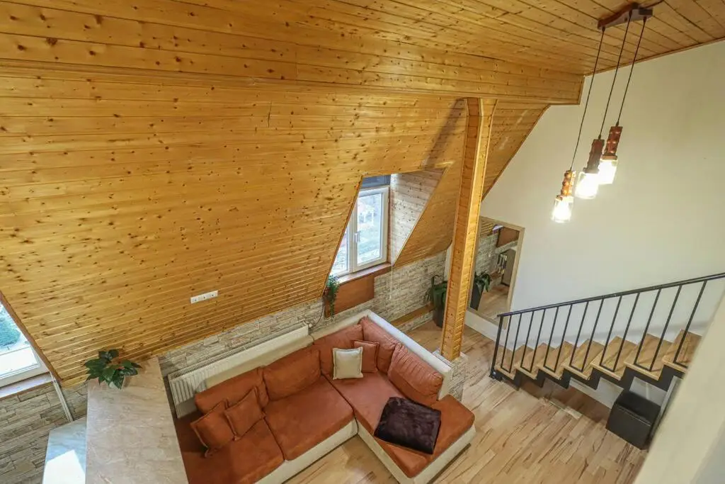 Cosy Central 2-BR Apartment-By Wehost