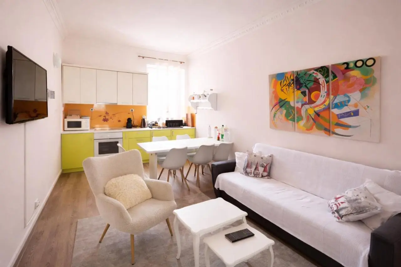 Main Street Retreat Apartment with Free Parking