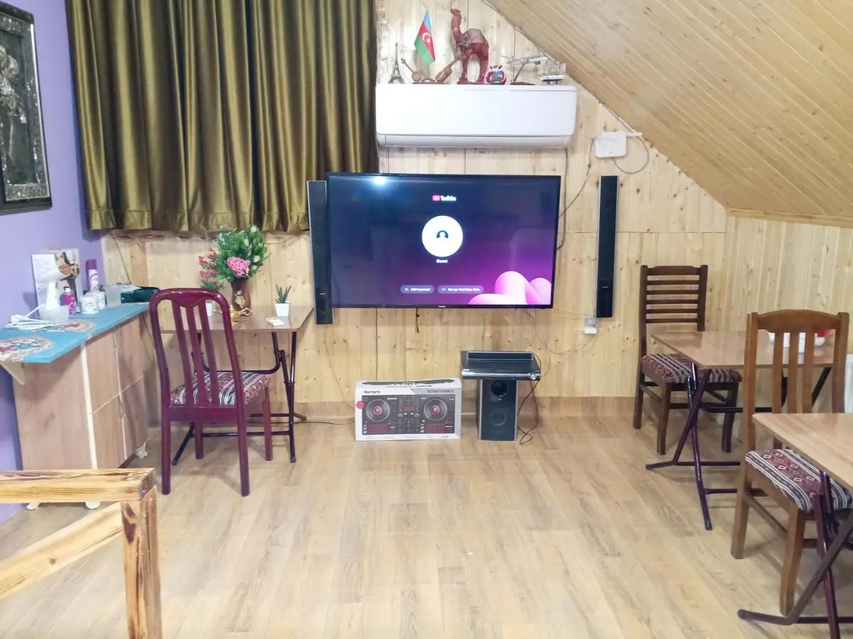 Baku Express Guest House - PRIVATE rooms with SHARED bathrooms