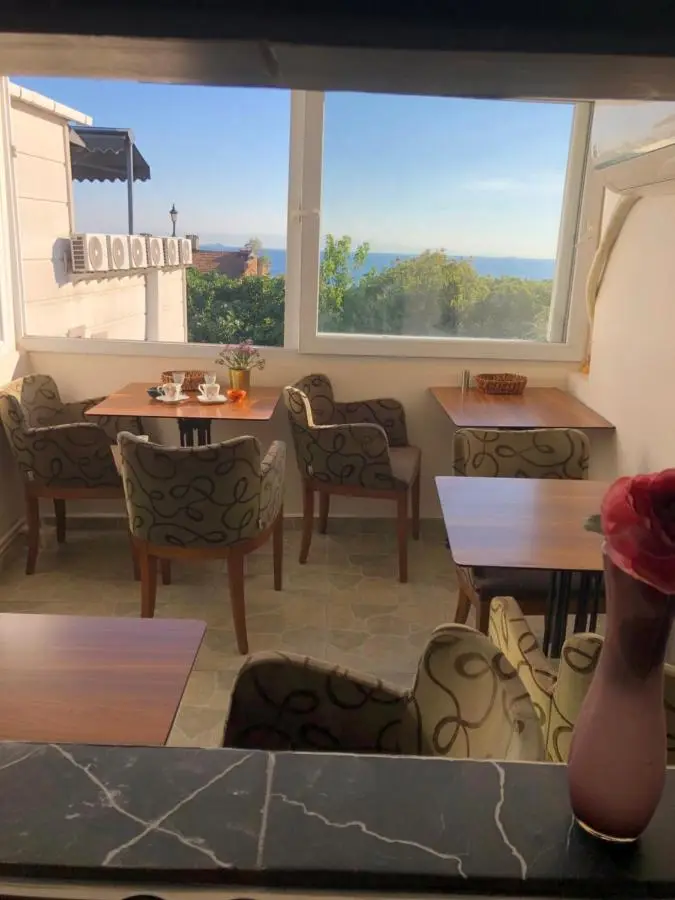 BACHOS HOTEL SULTANAHMET enjoy breakfast on the sea view terrace