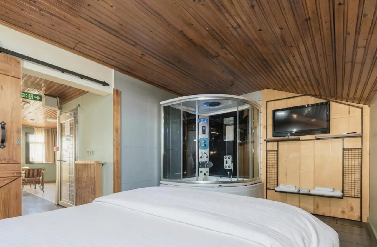 YOLO Hostel