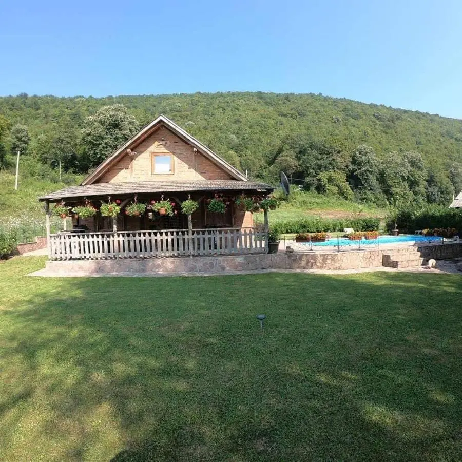 "River paradise" Vikendica sa bazenom, ladarom i kaminom na samoj obali Vrbasa Banja Luka