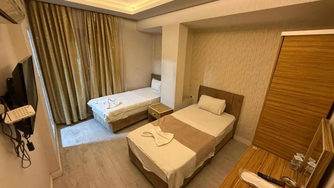 Grand Black Hotel