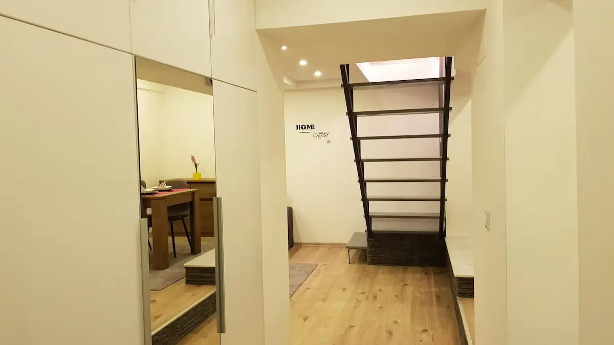 Charming rooftop apartment, EXCELLENT LOCATION