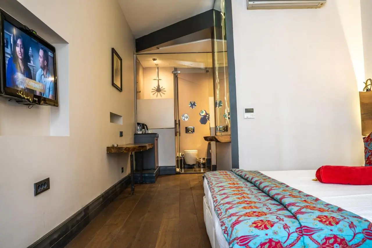 West Pera Hotel