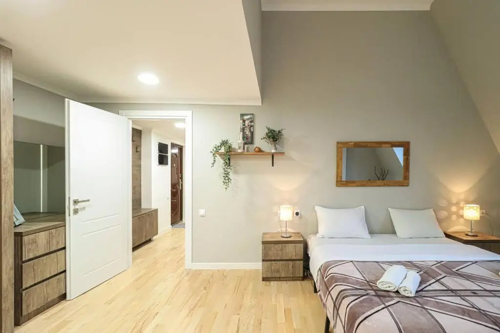 Cosy Central 2-BR Apartment-By Wehost