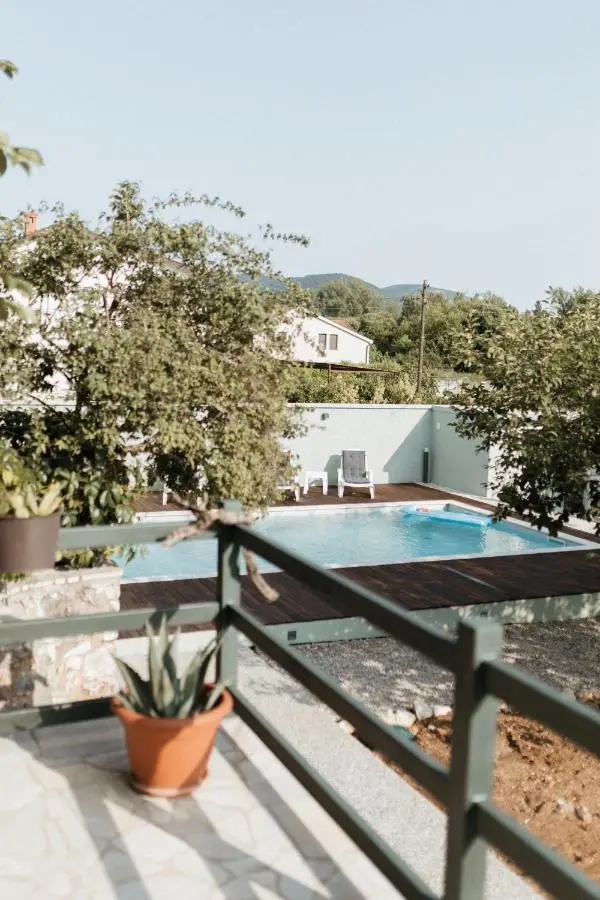 Almond Buna PoolHouse