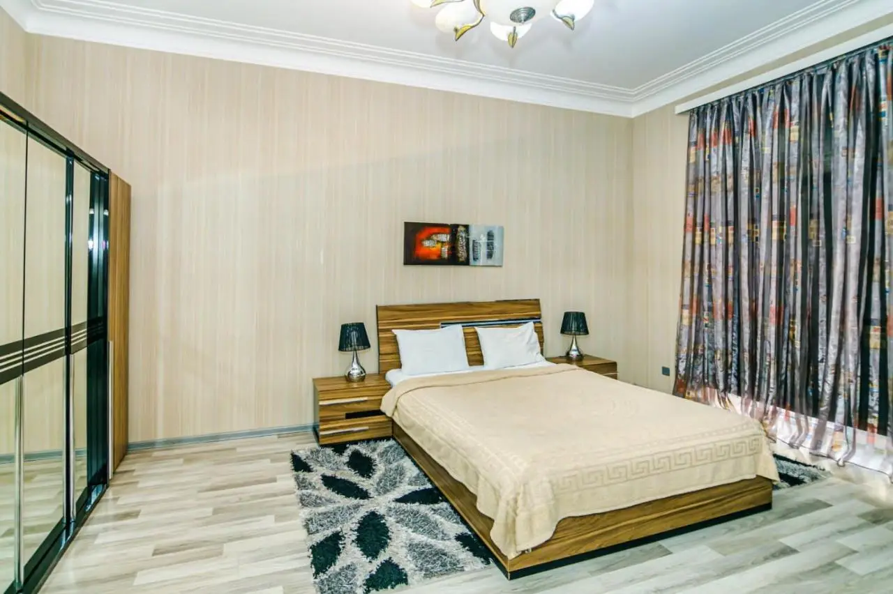 Azneft Square Deluxe Apartment