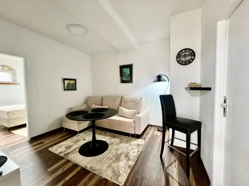 Modern Two-Bedroom Apartment with Garden & Parking