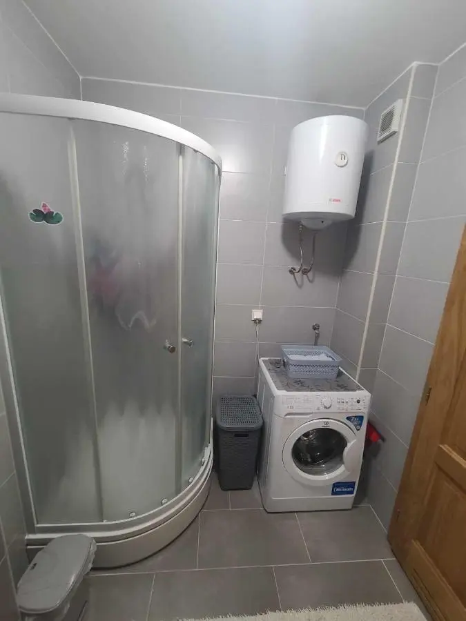 Rejjan Apartments-Spacious 2BR Apartment for 7, Free Parking, Tram to Old Town