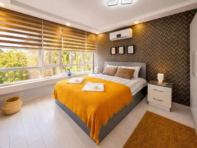 Hadrian Modern Amber Apartment in Prime Old Town Location