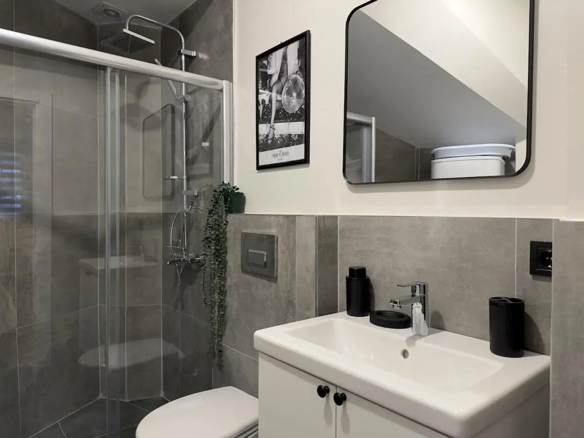 Stunning 2BR 2Bath near Metro - YM 1