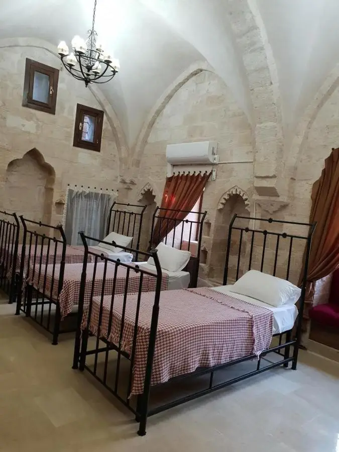 Mardin tarihi ulu Cami yanı, Kale divan konağı