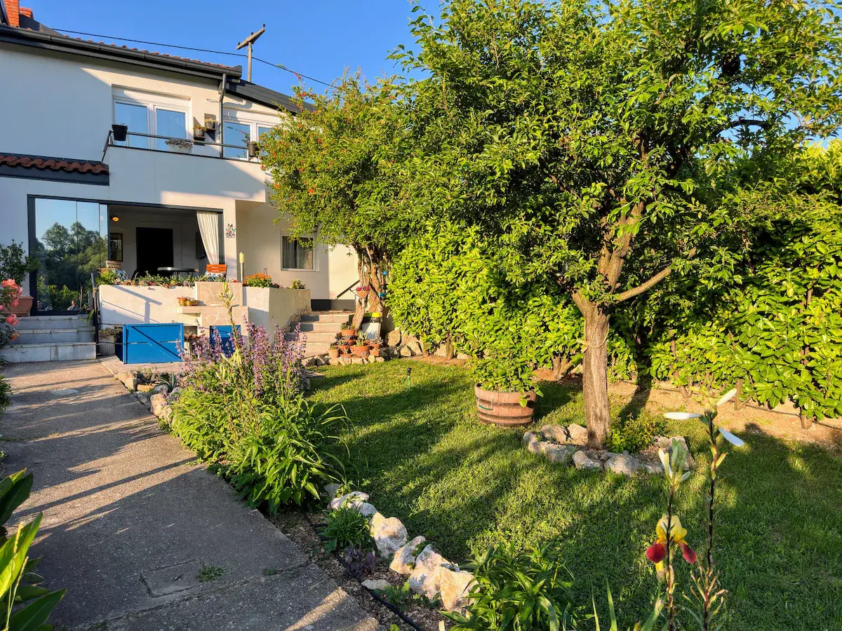 Riverside Apartment, pool, river&garden oasis