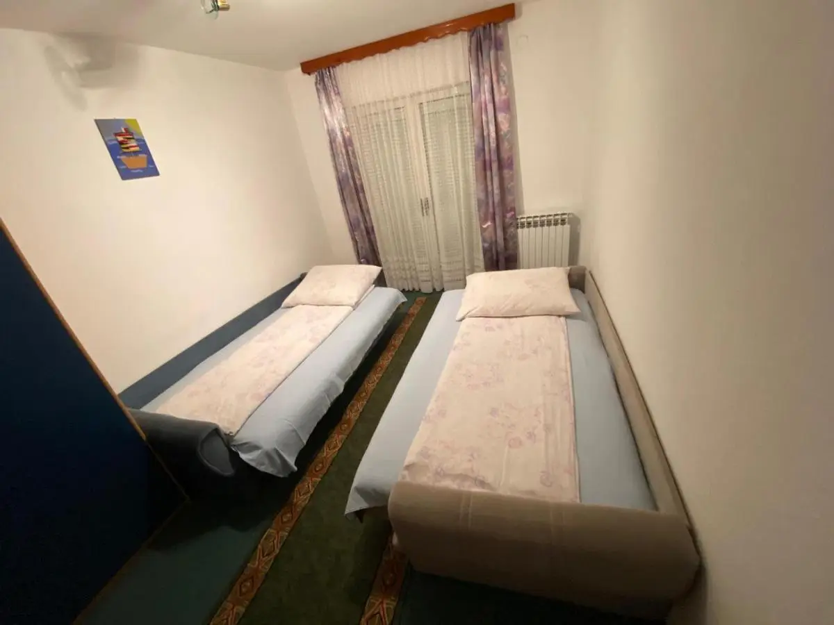 Idas Guesthouse - Kuća na jezeru - Haus am See - Privatunterkunft - Čelebići kod Konjica