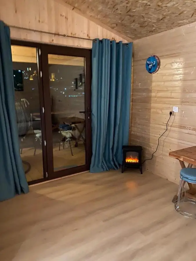 Cottage Cozy Side with Stunning Mountain View