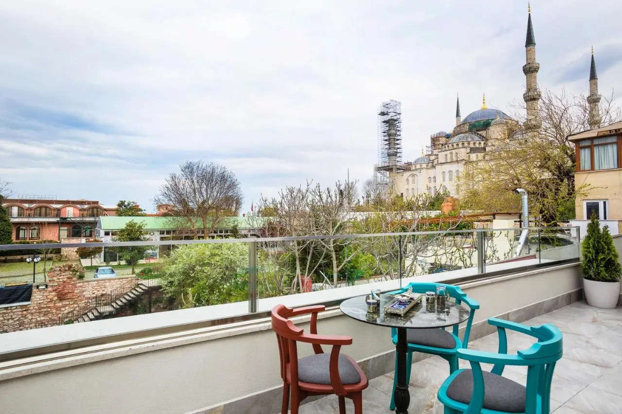 Obelisk Hotel & Suites