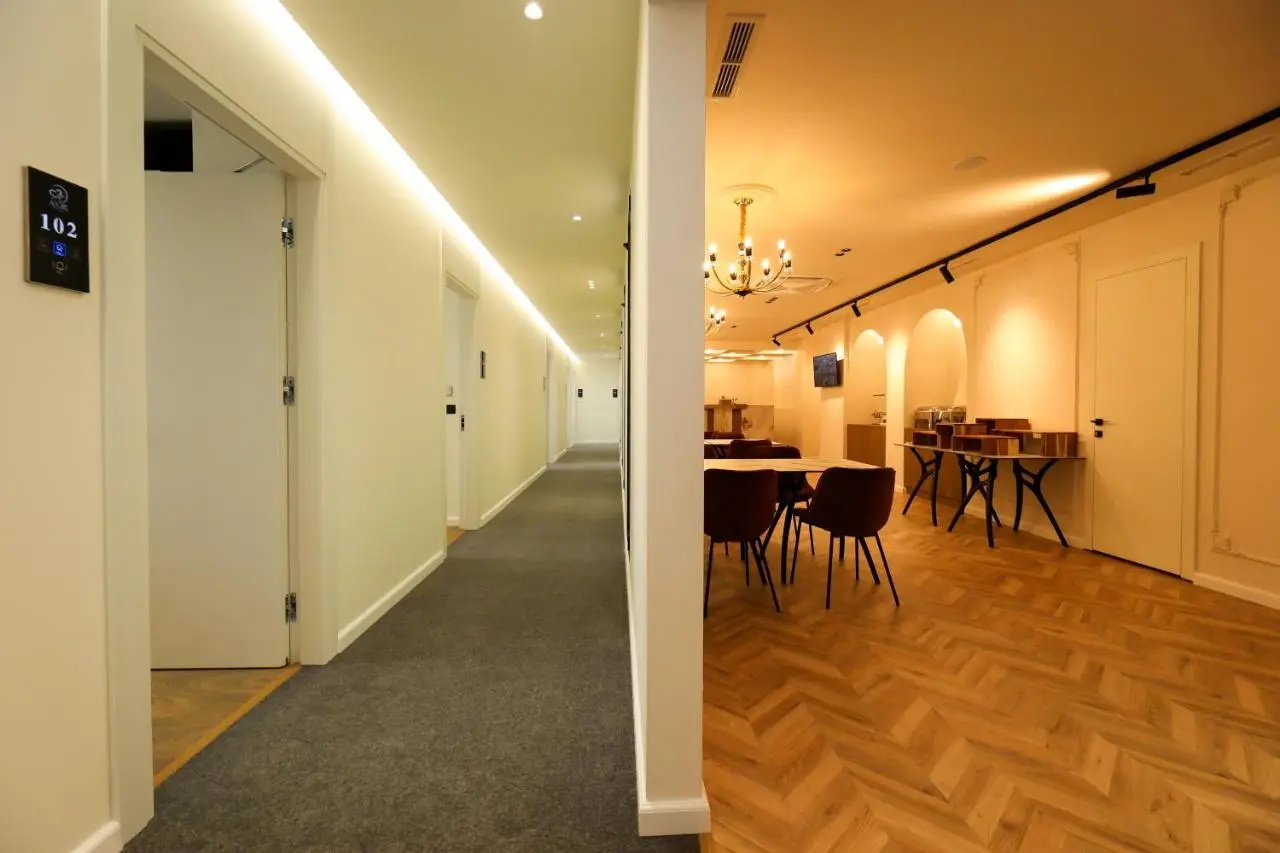 Hotel Adore
