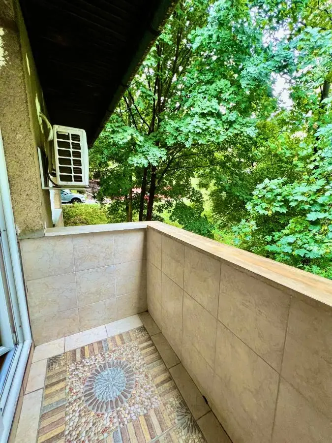 Spacious Two-Bedroom Apartment with Free Parking