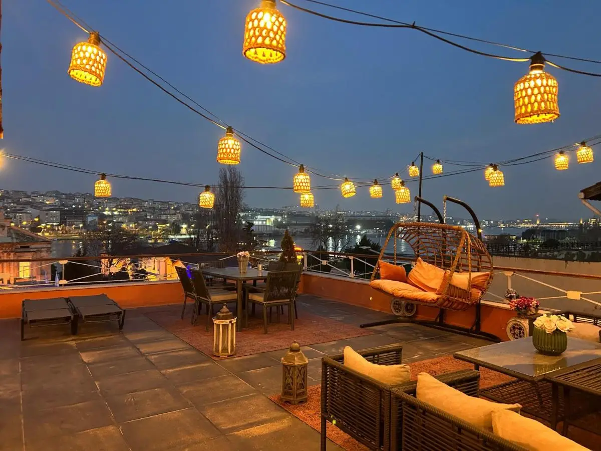Waterfront Villa by the Tram - Private Terrace with Dome & Golden Horn View in Fatih