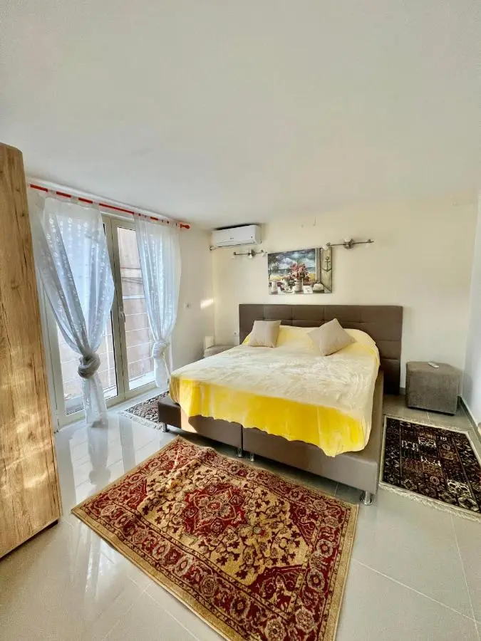 Shkreli Private Entrance Duplex Apartment , Partial Sea View, 3 min from the beach