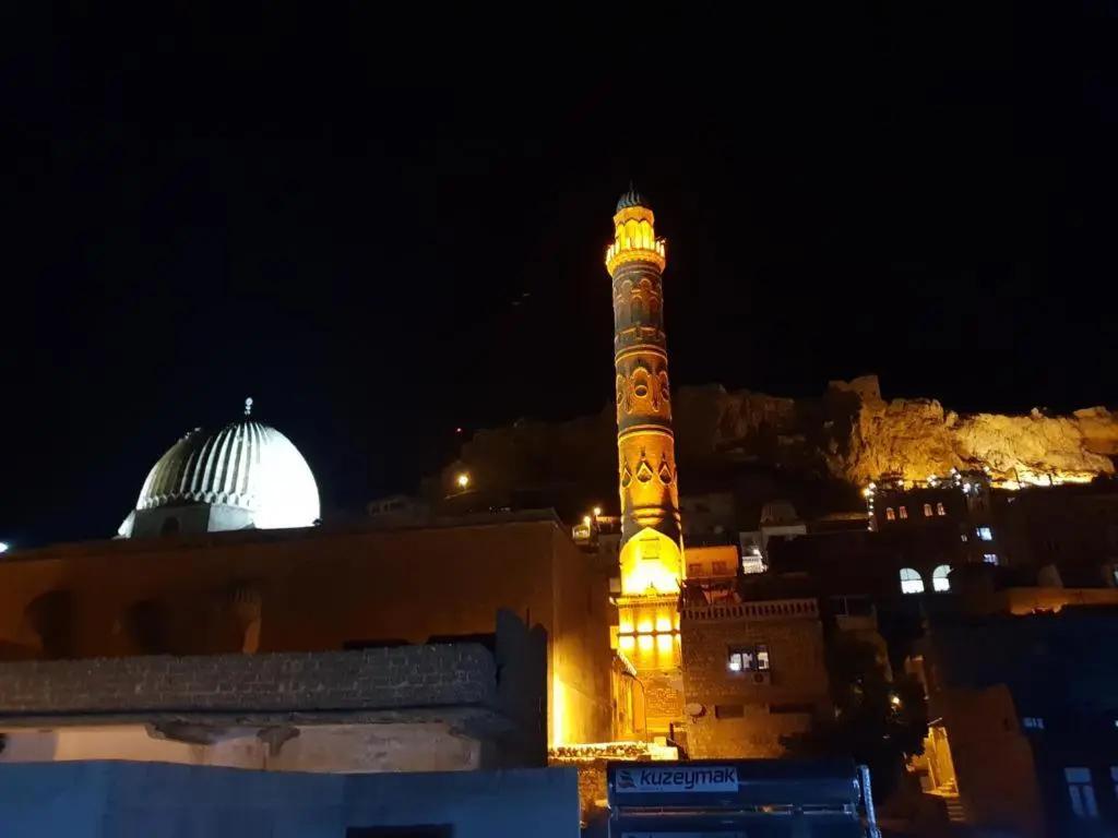Mardin tarihi ulu Cami yanı, Kale divan konağı