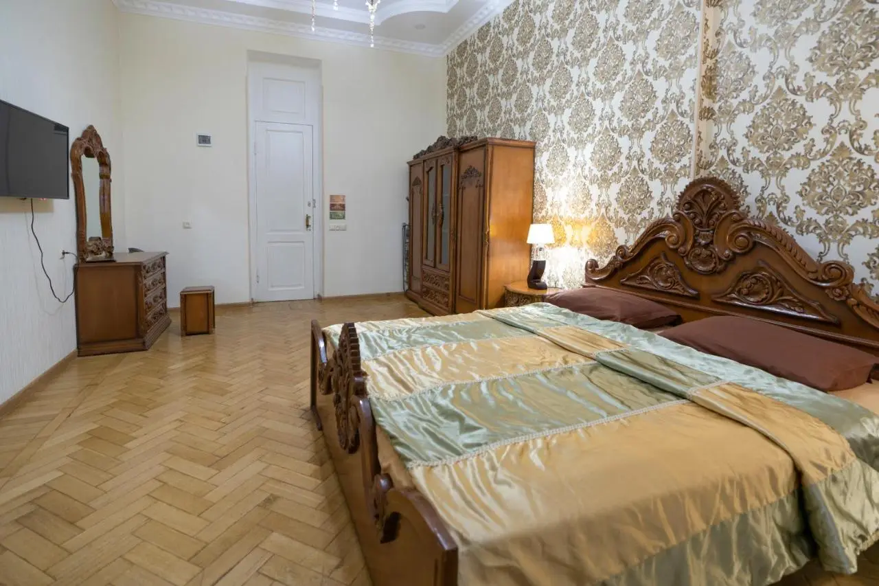 Leon Rooms