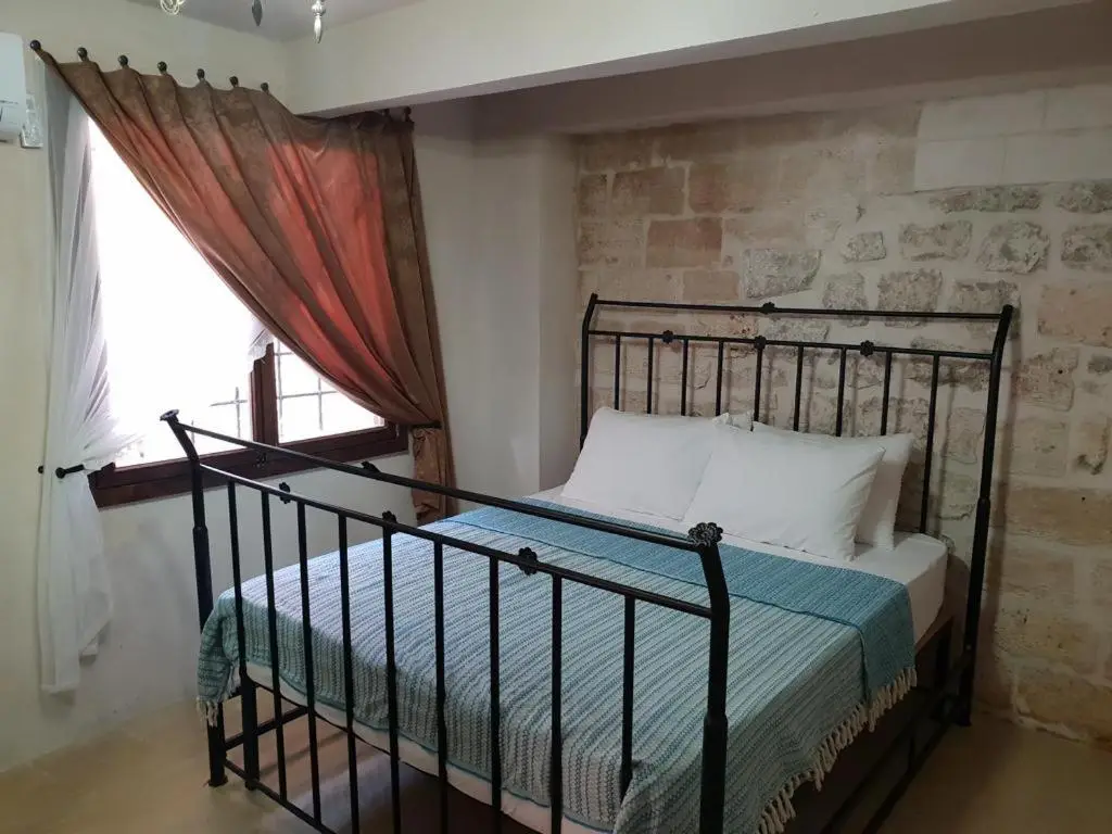 Mardin tarihi ulu Cami yanı, Kale divan konağı