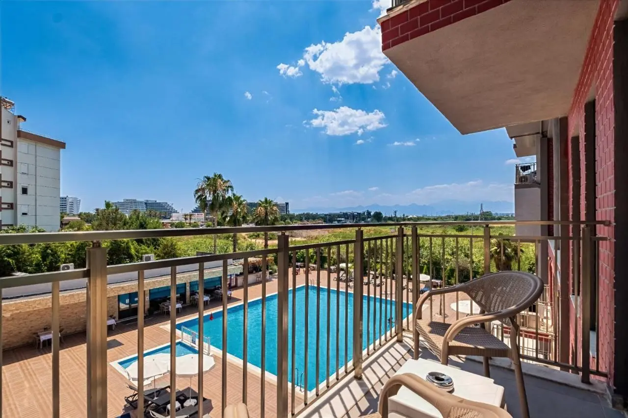Laristone Suite Spa Hotel