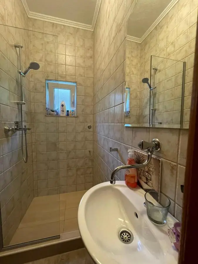 Villa Tamara with garden and river view - free private parking Bicycle & Motorcycle Garage