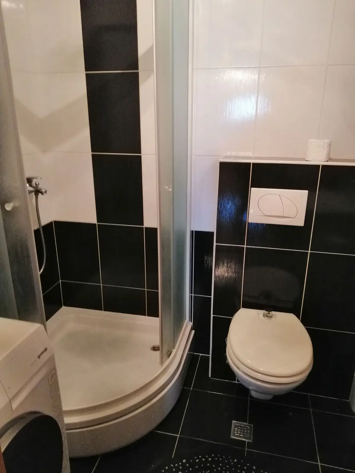 SUNNY large apartment\5 min from the airport