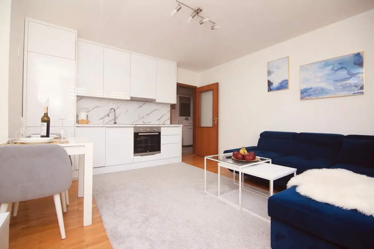 DeluxeSuite, Full Kitchen, KingSize Bed, AC WiFi