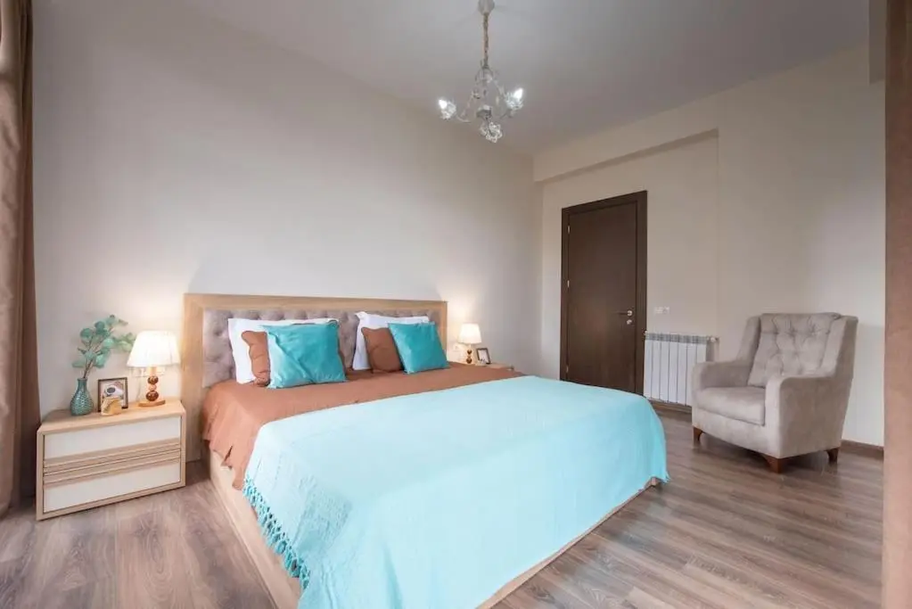 2-Bedroom Apartment with Spacious Balcony - Self Check-In - 5 Min to Metro