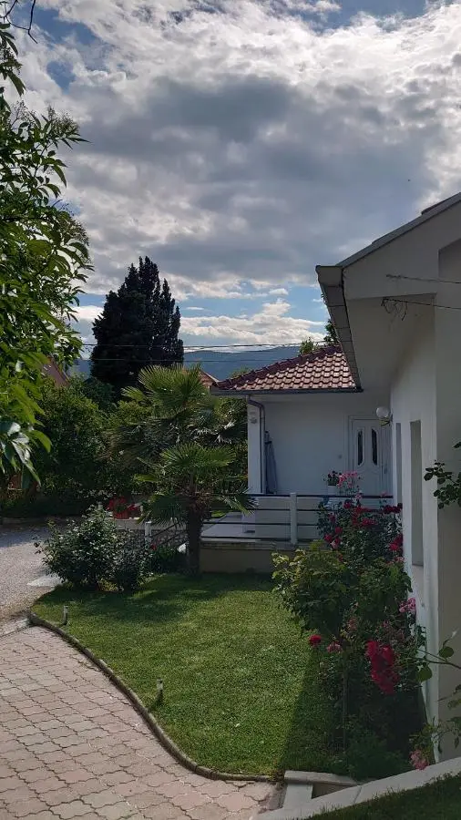Apartments Tulipan - with free private parking garage