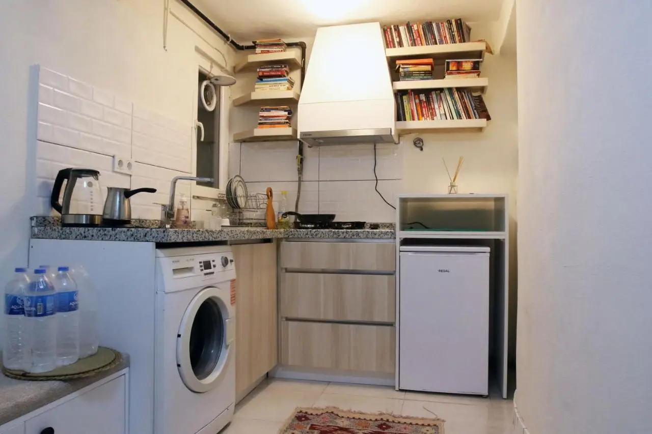 baesment 2BR apt with 2toilet and 2bath 8min to metro #1
