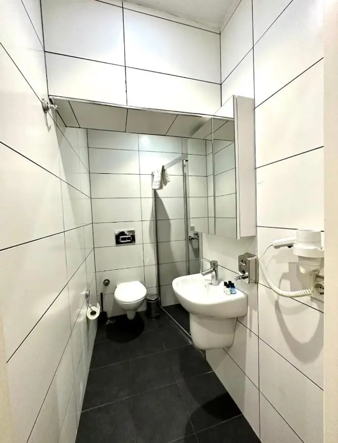 Aram Kerasi Rooms