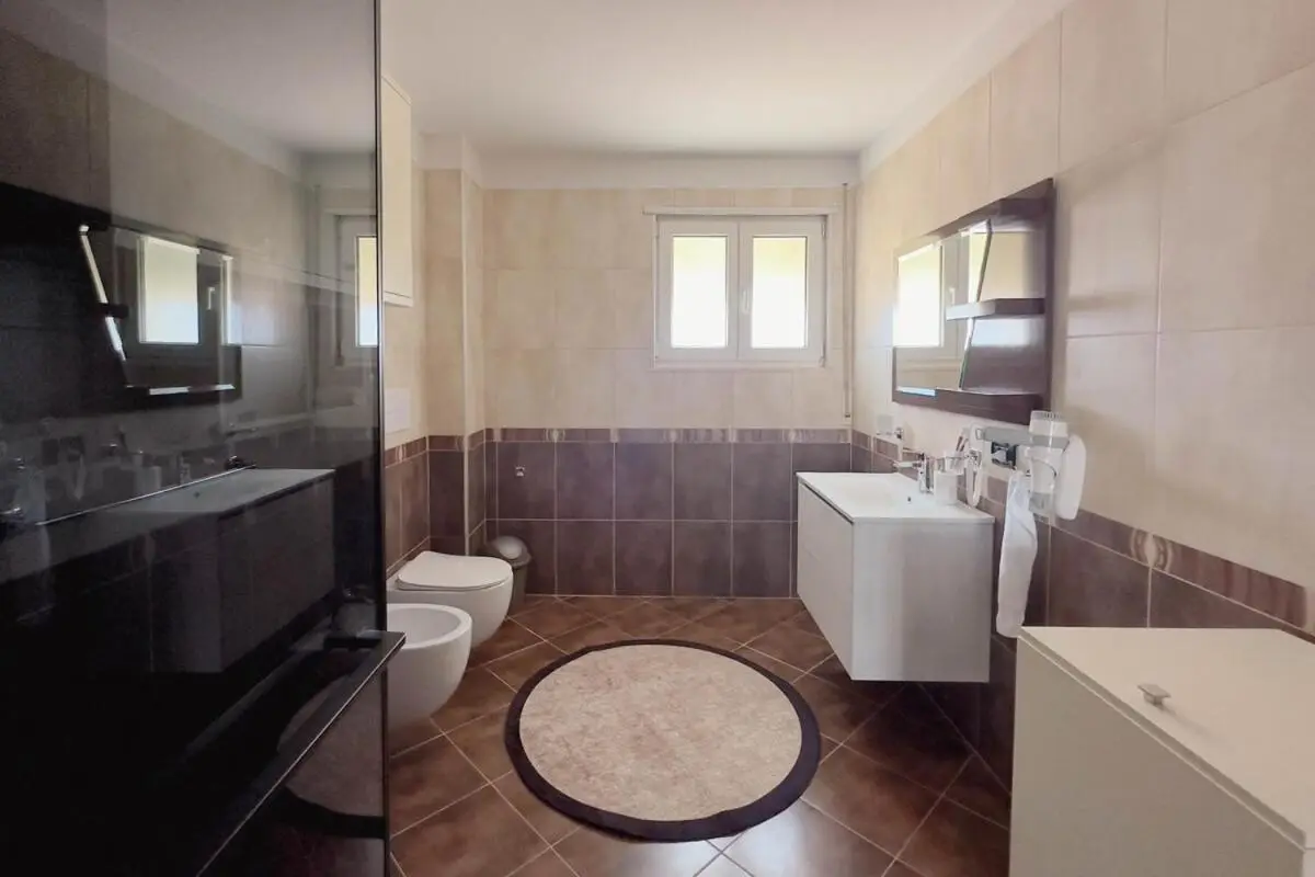 Whole Floor Apartment In Upscale Neighborhood