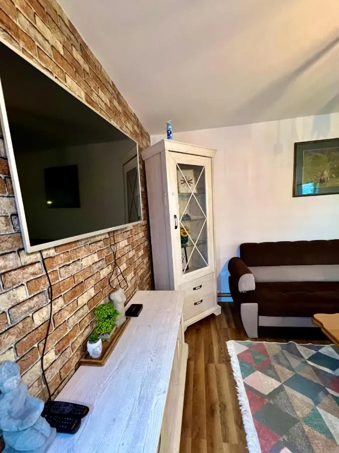 Spacious Two-Bedroom Apartment with Free Parking