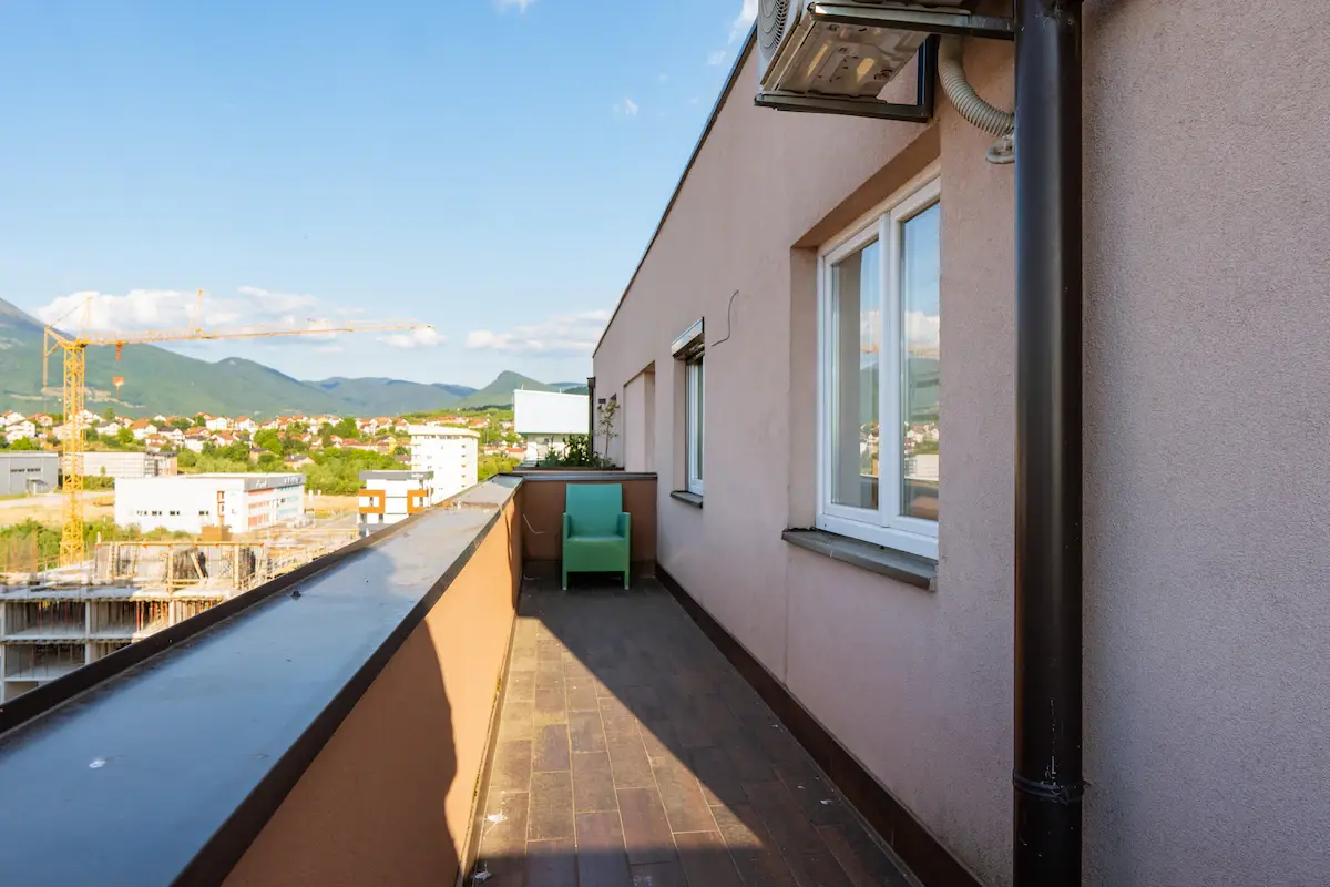 Top Floor Modern Penthouse | Free Parking