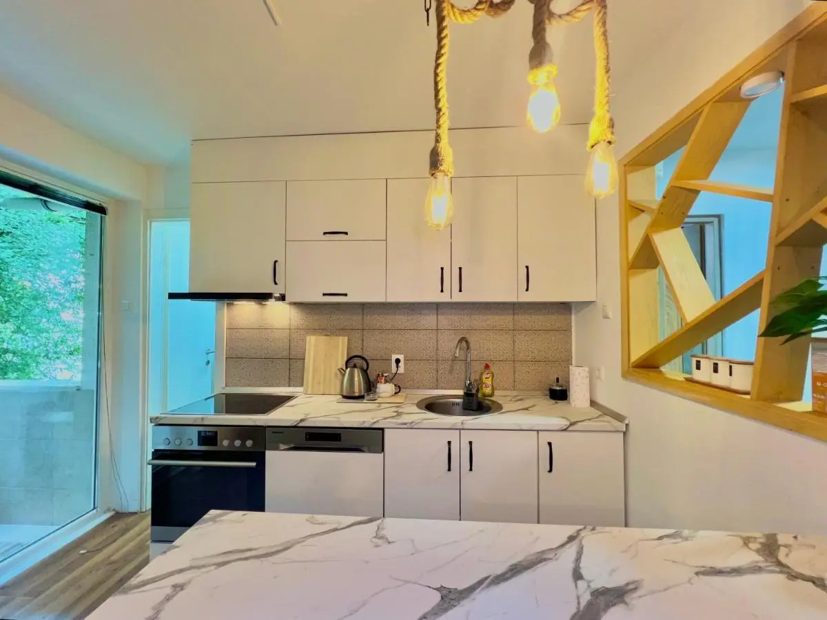 Spacious Two-Bedroom Apartment with Free Parking