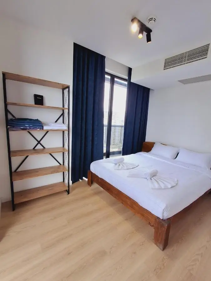 Bright Apart Near the Park Bedroom and Living