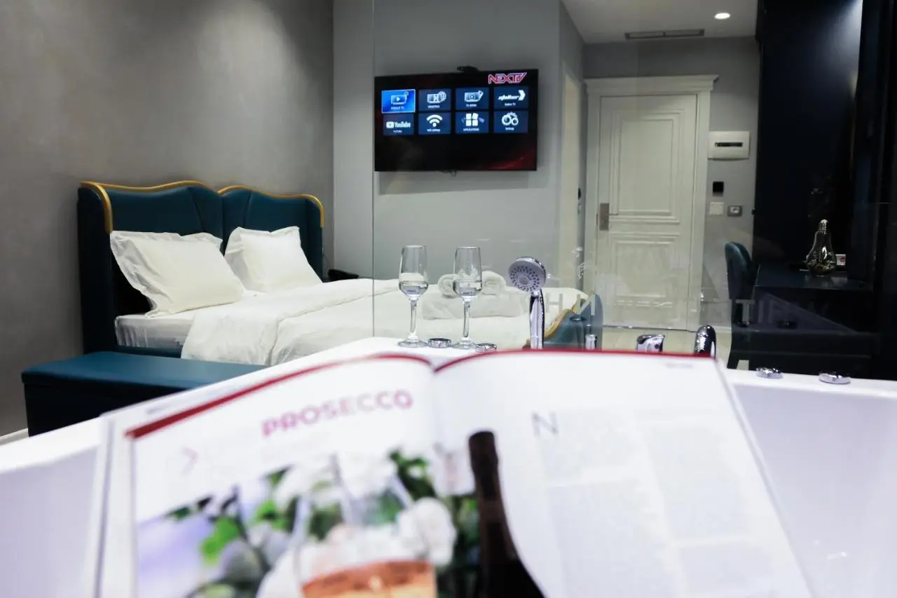 WHITE CROWN HOTEL